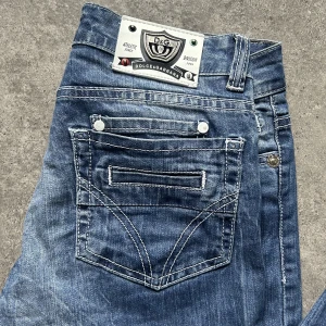 Dolce Gabbana Jeans - Säljer mina dolce Gabbana jeans i jättebra skick som är så snygga. Coola detaljer och sitter så fint, raka i modellen. Pris kan ej diskuteras
