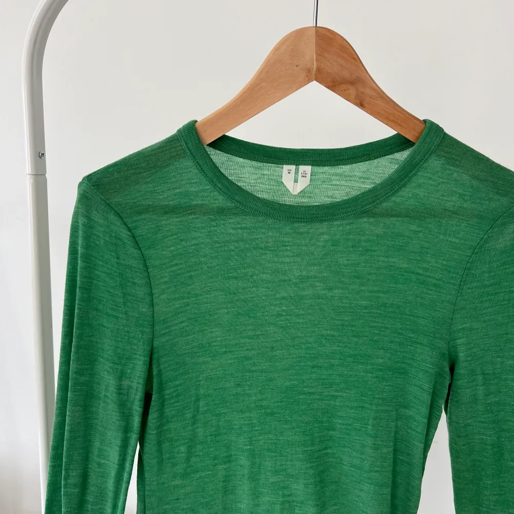 Grön tröja från Arket i merinoull i storlek M. Superfint skick, aldrig använd! . Stickat.