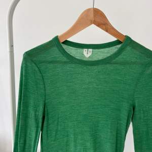 Grön tröja från Arket i merinoull i storlek M. Superfint skick, aldrig använd! 