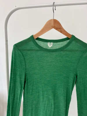 Grön långärmad topp i merinoull - ARKET - Grön tröja från Arket i merinoull i storlek M. Superfint skick, aldrig använd! 