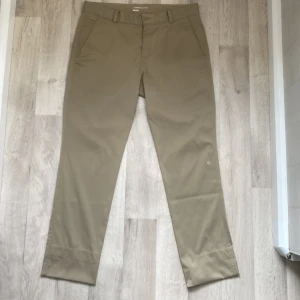 Nike golf byxor - Ett par Nike golf kostymliknande byxor, de är lite skitiga runt bält remmen men de går bort i tvätten. Dom är insydda i längden vilket gör att dom är 100cm från midjan ner och 44cm midja 