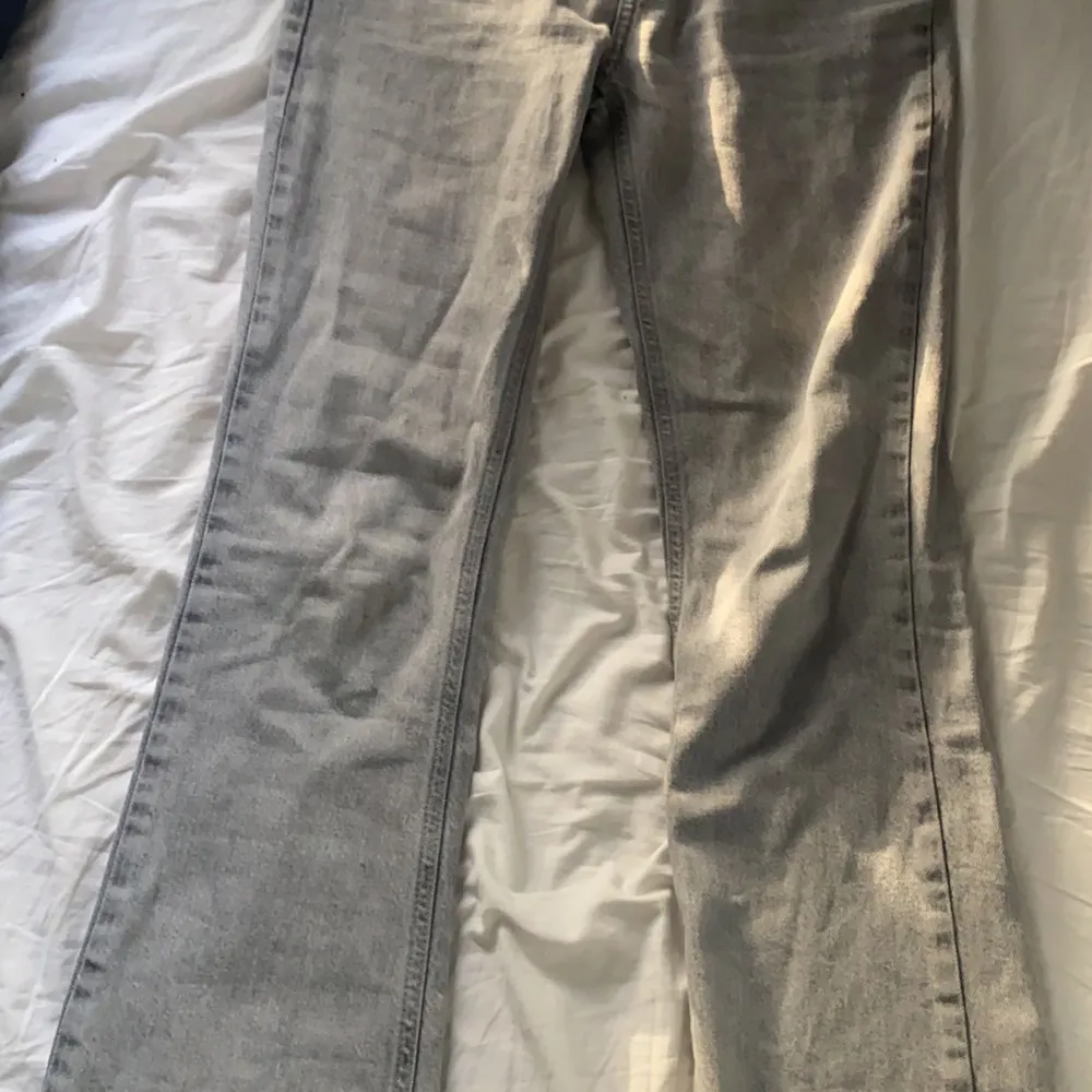 Ljusgrå jeans från Ginayoung. Köpta för 400kr från nån collection. Byxorna är i bra skick och har inga defekter. Kom privat för fler bilder. Pris kan diskuteras❤️. Jeans & Byxor.