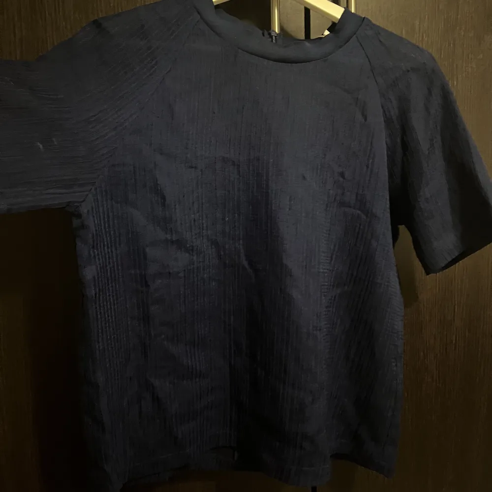 Säljer denna coola t Shirten som jag köpt från sellpy! Den är i ett lite tjockare material!  . T-shirts.
