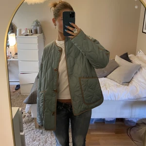jacka - snyggaste oversize jackan från Kappahl, helt oanvänd i storlek XS 😇 ordinarie pris 899:- 
