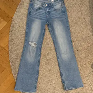 Jag säljer mina Low waist, Boot cut jeans som kommer ifrån hm❤️det beror på att storleken är fel, jag har därför bara använt som några fåtal gånger❤️❤️
