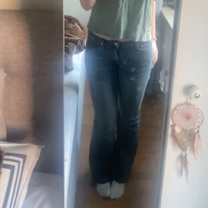 Utsvängda jeans - Säljer dessa jättesnygga weekday jeans. Storlek 27/32 men är väldigt stretchiga så passar även upp till 29/32💗nypris 600kr