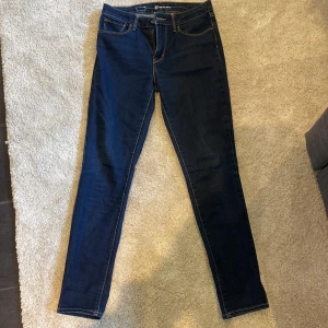 Levi’s jeans High Rise Skinny  - Högmidjade Levi’s jeans, skinny Ord pris 800
