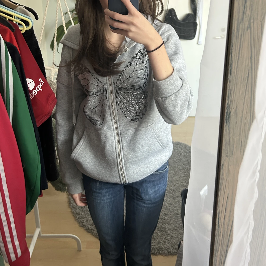 Grå zip-up hoodie med fjäril