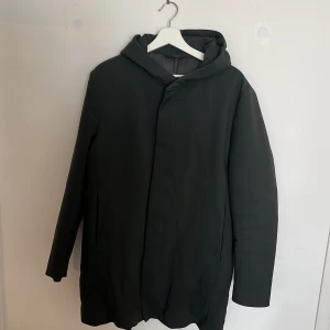 Jacka från COS  - Snygg längre jacka från COS, storlek 50