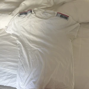 Moschino T-shirt  - Köpte den förra året i gallerian i Helsingborg om jag ej minns helt fel, nypris va runt 1000 o frf i väldigt fint skick 