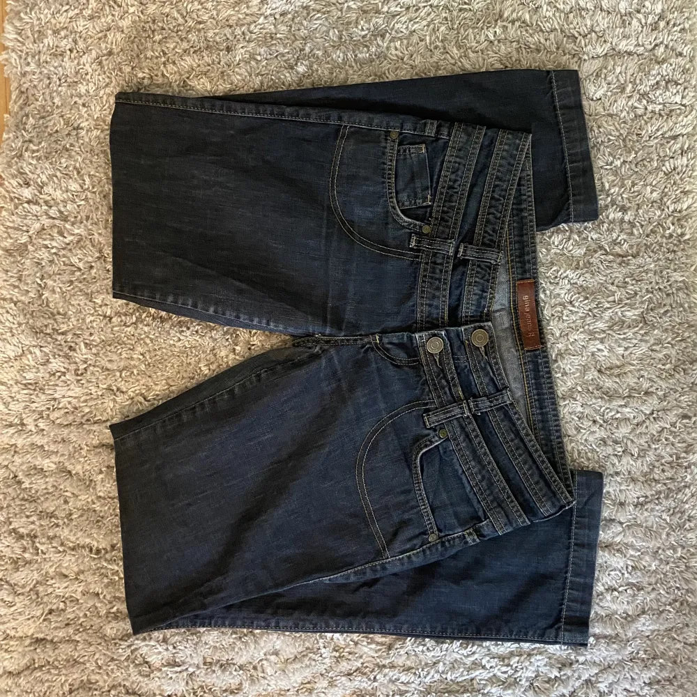 Riktigt coola lågmidjade jeans från ginajeans! Inga defekter🌟 Innerbenslängd: 81cm Midjemått: 43cm Bara att höra av dig vid frågor eller liknande!💖🫶. Jeans & Byxor.