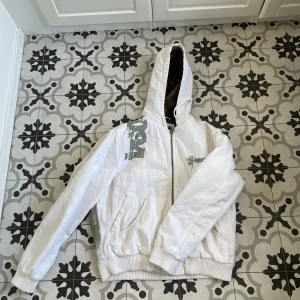 Vit Jacka - Fet jacka. päls inne i luvan.          Size L                                      Passar bra på mig som är 175
