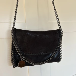 Väska - Jättefin väska med kedjeband💕