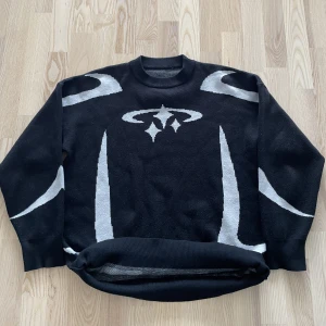 Graphic knit - Graphic knit, galet mönster. Sparsamt använd. Storlek L