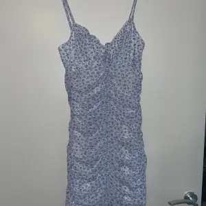 En ljusblå sommar klänning som är använd 1 gång i storlek S och i fint skick