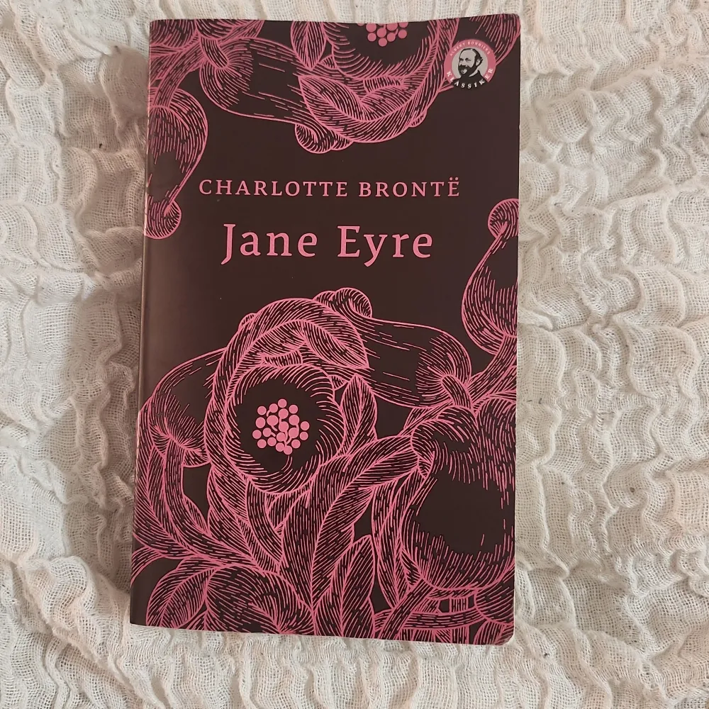 Hej! Säljer Jane Eyre av Charlotte Brontë😊 Boken har tyvärr en skada på ett uppslag, se bild 3, samt blivit lite böjd i högra hörnet. Hör av er om ni vill ha fler bilder eller om frågor 😊Kan mötas upp i Stockholm annars tillkommer frakt😊. Övrigt.