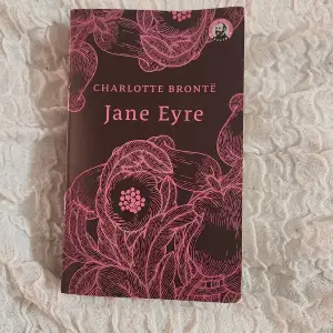 Hej! Säljer Jane Eyre av Charlotte Brontë😊 Boken har tyvärr en skada på ett uppslag, se bild 3, samt blivit lite böjd i högra hörnet. Hör av er om ni vill ha fler bilder eller om frågor 😊Kan mötas upp i Stockholm annars tillkommer frakt😊