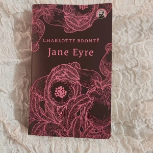 Jane Eyre - Charlotte Brontë - Hej! Säljer Jane Eyre av Charlotte Brontë😊 Boken har tyvärr en skada på ett uppslag, se bild 3, samt blivit lite böjd i högra hörnet. Hör av er om ni vill ha fler bilder eller om frågor 😊Kan mötas upp i Stockholm annars tillkommer frakt😊
