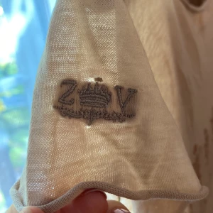 Zadig t-shirt - Säljer min skit snygga t-shirt ifrån zadig & Voltaire då den ej kommer till användning längre. Den har små hål på baksidan och ett litet på framsidan men enligt mig gör det den bara coolare! (Men även därav det billiga priset)💕