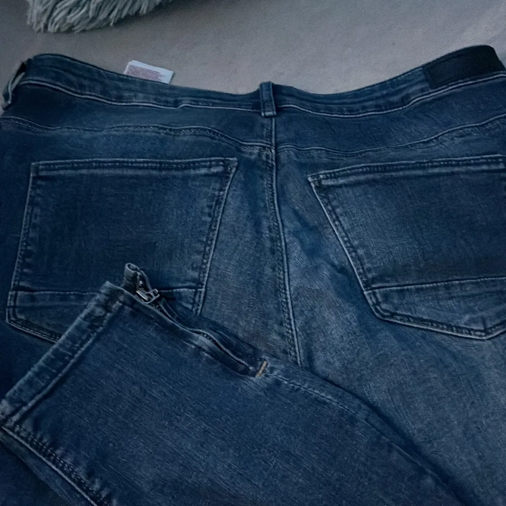 Ett par skinny jeans från only som har slits ned dragkedja där neråt som man kan se på den tredje bilden dom är i ett perfekt skick och är knappt använda. . Jeans & Byxor.
