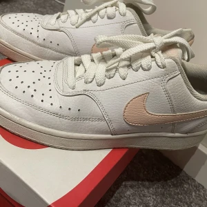 Nike court vision low  - Superfina vita nikeskor, väldigt lik Nike airforce skorna. Med rosa detaljer. Storlek 37,5.  Nypris ca 1000. Skicka gärna eget prisförslag
