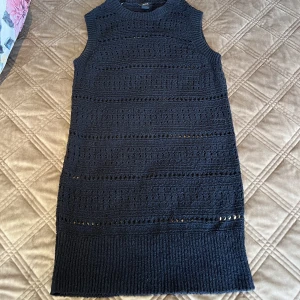 Stickad klänning - En stickad klänning som man kan ha på sig över en skjorta eller en vanlig tunn tröja. Passar för alla!