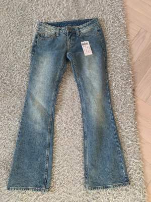 Fina blå utsvängda low waist jeans!💓 storlek s skriv privat för midjemått osv. Nypris 440
