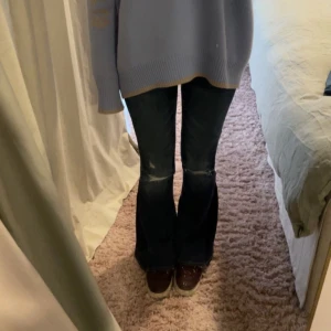 Lågmidjade jeans - Så snygga lågmidjade jeans som jag har sytt på sidorna för att dem ska vara bootcut💞