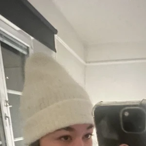 pieces ull mössa - Säljer super sött vit ull mössa från pieces🤍 knappt använd! Super söt nu till hösten och vintern som en enkel accessoar till en kappa eller vinter jacka🤍 ger en perfekt varm och skön känsla på huvudet, skriv vid intresse eller frågor👱‍♀️