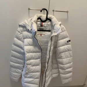 Vit hilfiger jacka - Använd 1 vinter. Inget trasigt dock är pälskragen borta. Storlek S/M Köparen står för frakt 
