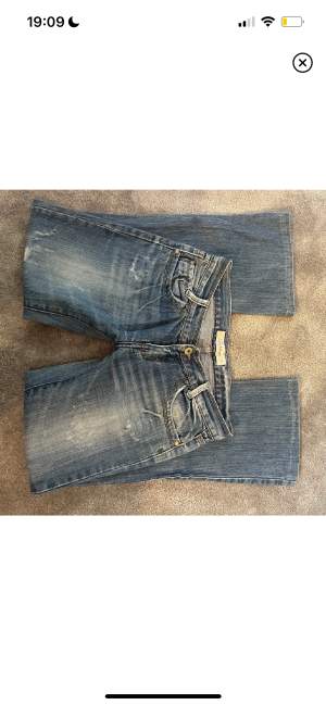sjukt snygga lågmidjade jeans! midjemått: 36,5 cm innerben:72cm lånade bilder från förra ägaren 
