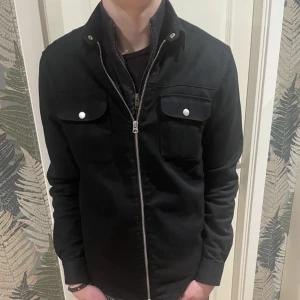 Svart overshirt - Köpt från Emilio MQ förra sommaren. Mycket bra kvalitet och passar perfekt nu till hösten/vintern. Pris kan förstås diskuteras.