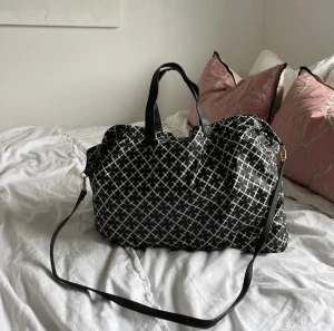 Malene Birger ”Maggia” väska - Söt och rymlig väska från Malene Birger. Den är i använt skick, se bilder. Inga hål. Avtagbart axelband. Nypris 1393❤️‍🔥 Först till kvarn som gäller, så använd köp nu!