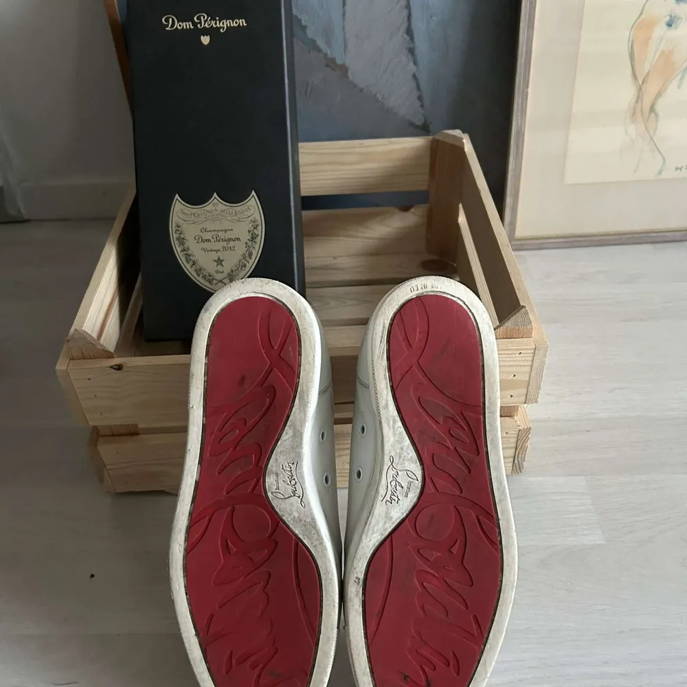 Snygga skor från märket, Christian Louboutin, även kallade loubs. dessa skor är väldigt populära och riktigt snygga. dom tillhör stilen grisch för det mesta och skulle säga att dom är i 7-8/10 i skicket. vid frågor eller behov av fler bilder kontakta oss😊. Skor.