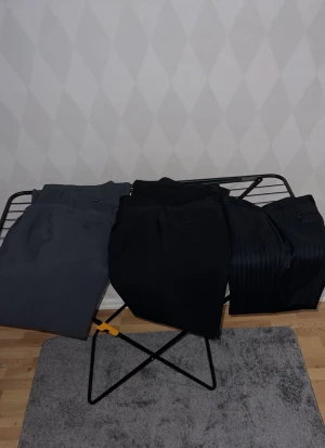 Kostymbyxor  - Säljer 2 svart, 2 gråa och en svart randig kostym byxor som är orörligt fint skick nästan som nya, Passar bra i midja o längd för mig som e runt 190cm