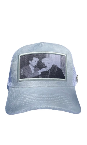 Helt ny Velvet keps  - Kepsen är från familjlo.com alltså oss, kepsen är helt limited edition, de finns i ljusgrå vit och svart 