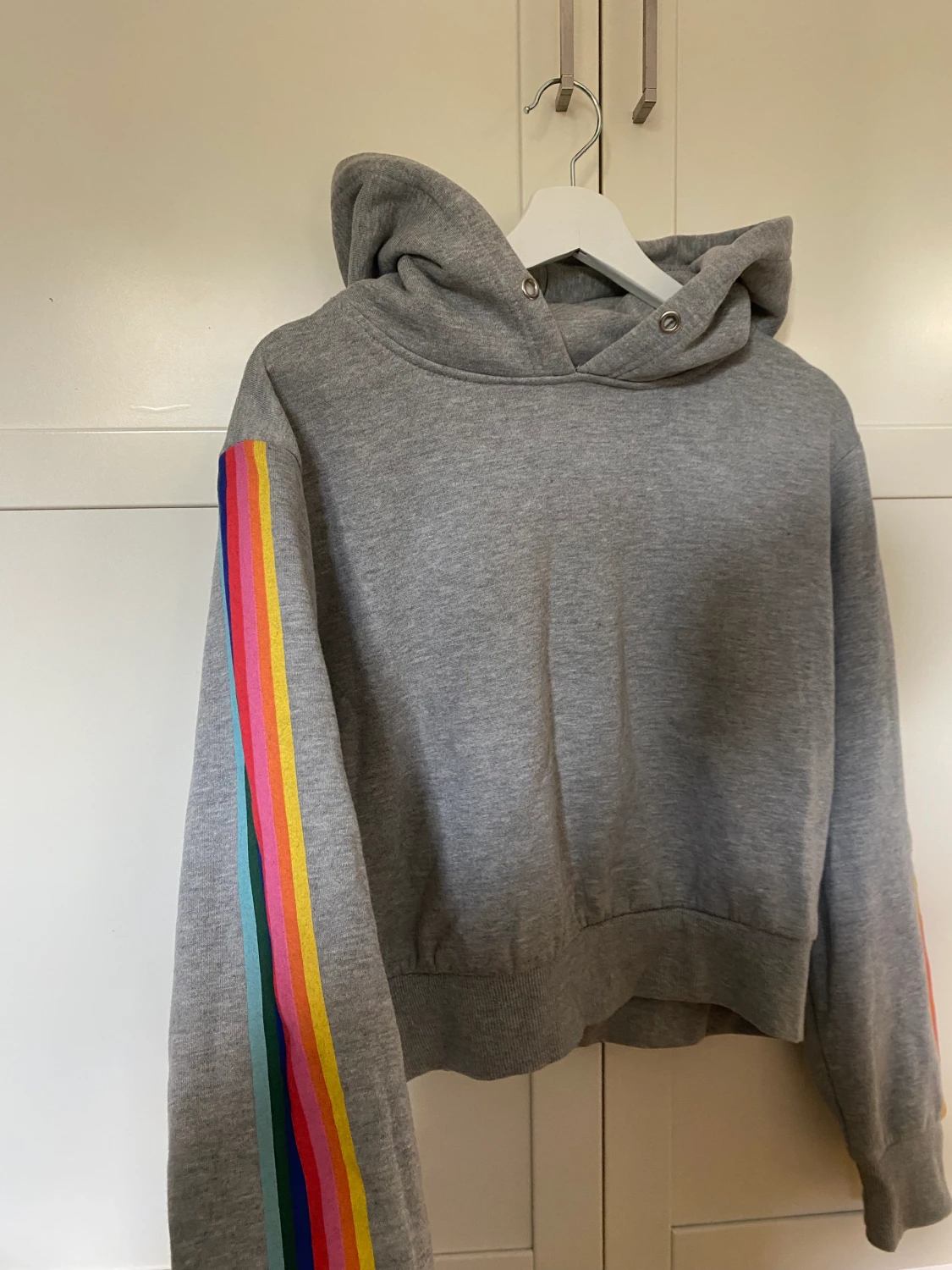 Grå hoodie med färgränder - 90