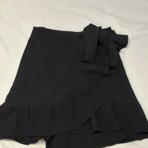 Säljer denna kjol som är i nyskick, använd max 5 gånger.  Köparen står för frakten!