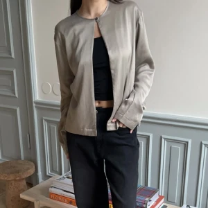 Dream Cardigan  - Säljer min dream cardigan från djerfavenue! Använd en gång⭐️ passar xs-m. Skriv vid frågor⭐️