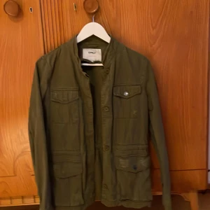 Armyinspirerad jacka - Fin armyinspirerad jacka. Dragsko i midjan och fina detaljer. 