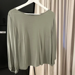 Grön topp - Grön topp från märket STOCKH LM. Storlek S. 