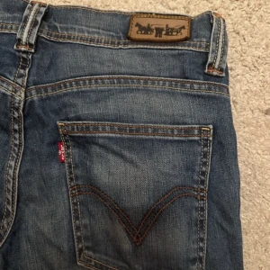 Lowwaist bootcut Levis jeans - Vintage aktiga Levis jeans i super fint skick och fin passform!! Innerbensmått 82 cm Midjemått 39 Pris kan diskuteras men snabbt köp vinner