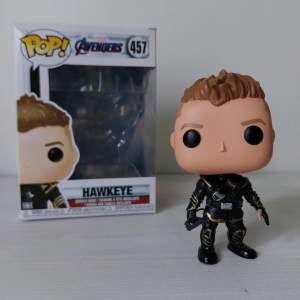 Hawkeye bobble head popfigur i gott skick samt låda i fint skick med små skavanker. Skriv vid frågor eller för fler bilder:)