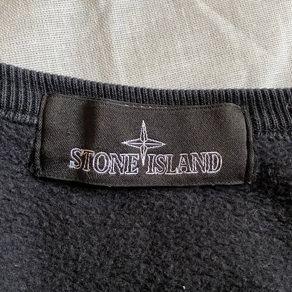 fina tröja från Stone Island kollektion Shadow Projekt  storlek: M-L  I DM finns mer bilderna av det tröja, kan mötas upp i stockholm var du vill!!🫂. Tröjor & Koftor.