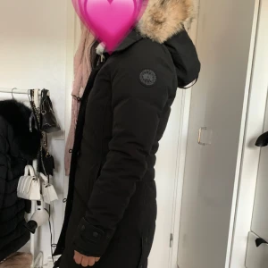 Canada Gosse Lorette - Varm vinterjacka, Black label i modellen lorette, den är i väldigt bra skick. Använd under en vinter, pris kan diskuteras, storlek xs. Boxen och galgen ingår,  