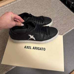 Axel arigato skor, kartong medföljer🥰 köpta för omkring 2500kr