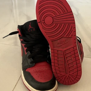 Nike Air jordan - Använt sparsamt. Storlek 35,5. Men mer som en 36’a. Fint skik och jätte snygga men tyvärr försmå.❤️ 