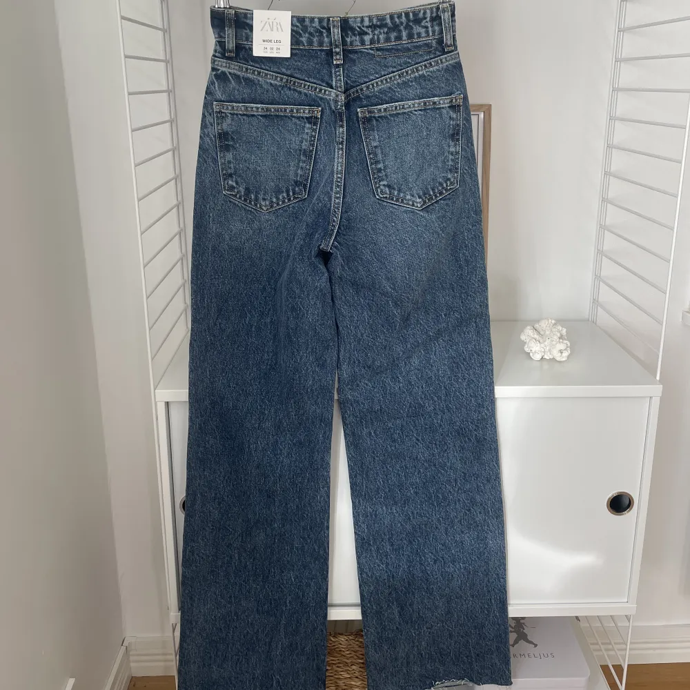 Snygga jeans som tyvärr inte passar mig. Nya med lappar kvar❣️. Jeans & Byxor.
