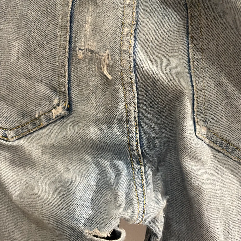 Jeans från mango med slitage på rumpan  Är från herr delen men går använda både som dam och herr byxor . Jeans & Byxor.