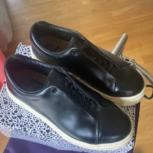 Eytys Doja, storlek 39 - Eytys Doja i läder, använda 5-6 ggr, inget slitage på lädret och tillhörande svarta och vita snören, samt låda och skopåse följer med